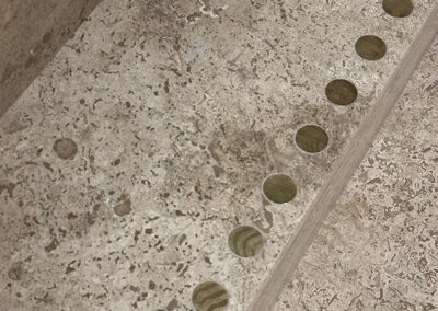 Treppenstufe aus Naturstein individuell in der CNC-Werkstatt erstellt