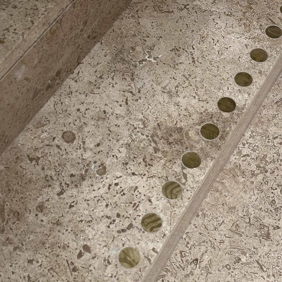 Rutschsichere Treppe aus Naturstein von der Abel GmbH