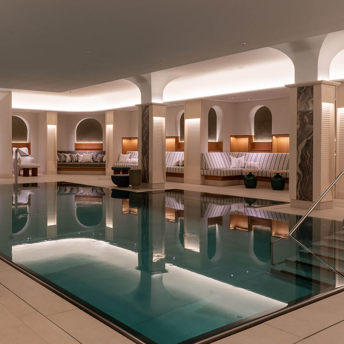 Pool im Spa-Bereich im Roswood München